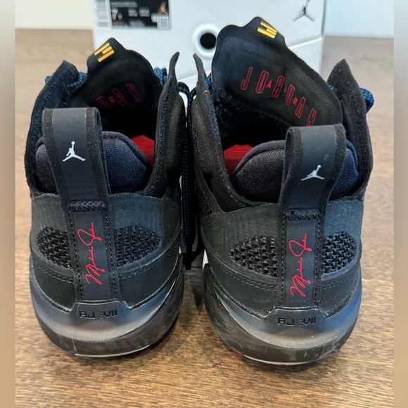 ** SOLD**Air Jordan XXXVII youth size 7 - Picture 6 of 10